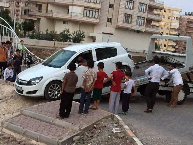 K&ouml;pr&uuml;den U&ccedil;an Otomobili Korkuluklar Kurtardı 1