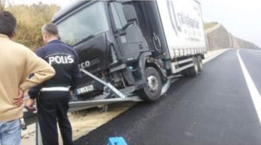 Direksiyon Başında Uyuyan Kamyon Şof&ouml;r&uuml; Bariyerlere &Ccedil;arptı