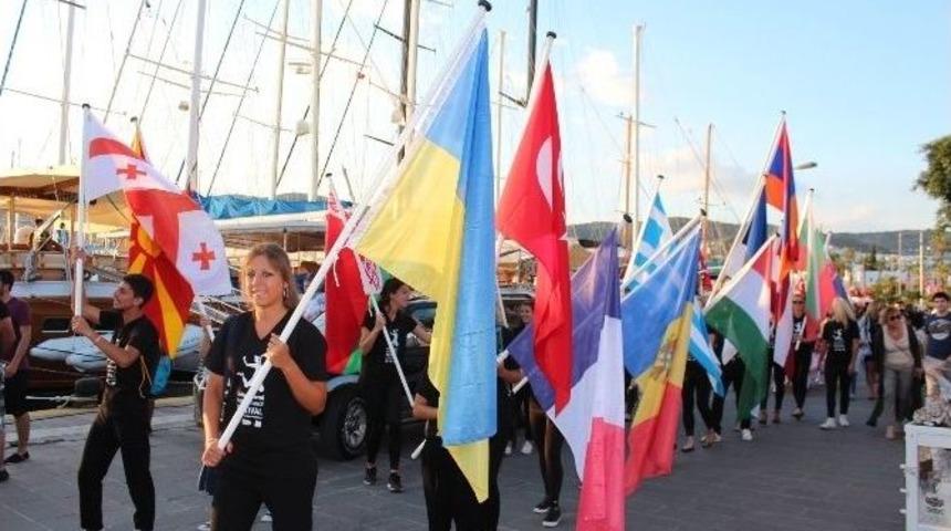 Bodrum Sokakları Kortej Y&uuml;r&uuml;y&uuml;ş&uuml; İle Renklendi