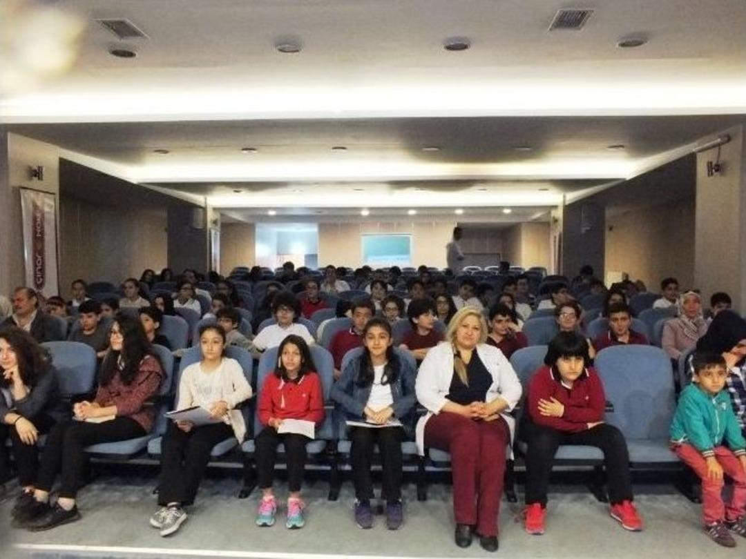 &Ouml;ğrencilerden Şiir Dinletisi