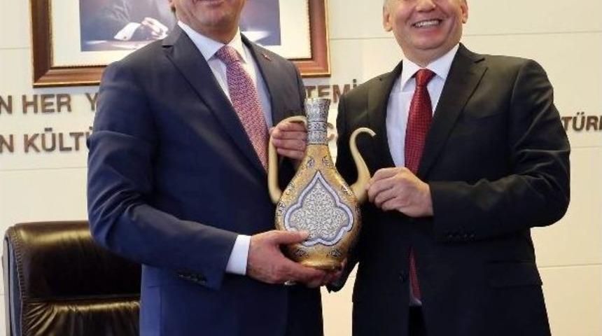 Ekonomi Bakanı Zeybekci, Denizli B&uuml;y&uuml;kşehir Belediyesini Ziyaret Etti