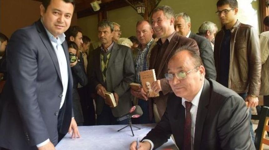 &rsquo;akif&rsquo;in Işığında Asım Olmak&rsquo; İ&ccedil;in İmza T&ouml;reni