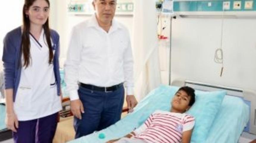 Suriyeli &Ccedil;ocuk T&uuml;rk Doktorların Ellerinde Hayata Tutundu