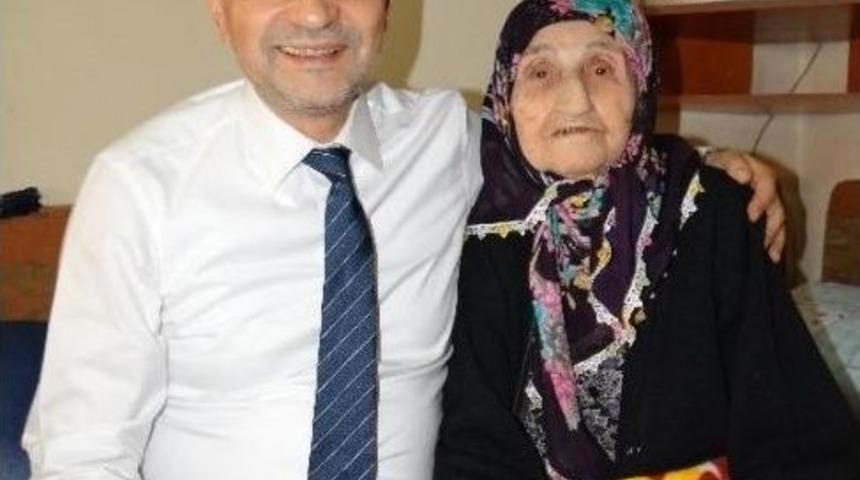 M&uuml;steşar D&ouml;nmez, 102 Yaşındaki Anneannesinin Hayır Duasını Aldı