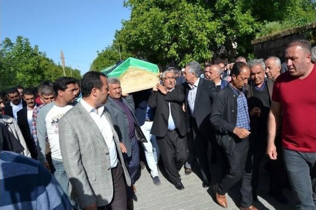 Tbmm Başkanı Kahraman Eski Bakan Ergezen&rsquo;in Eşi Cenazesine Katıldı