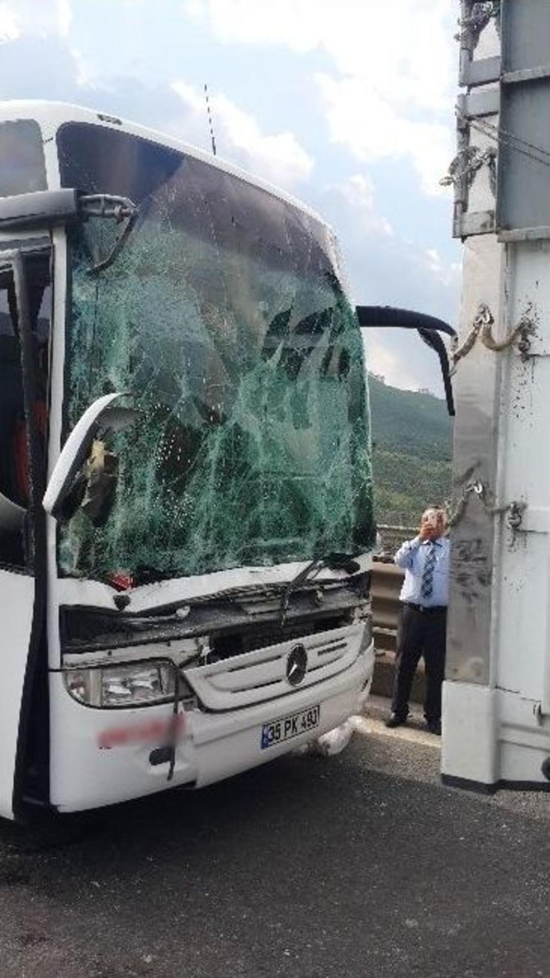 Yolcu Otob&uuml;s&uuml; Meyve Y&uuml;kl&uuml; Kamyona &Ccedil;arptı: 4 Yaralı