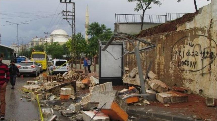 Aşırı Yağış Okulun Duvarını Yıktı