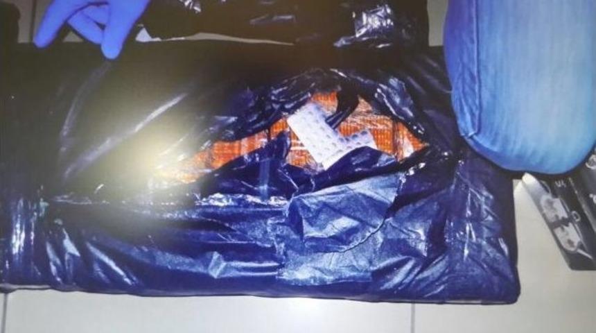 Havalimanında Uyuşturucu Ve Ka&ccedil;ak İla&ccedil; Operasyonu