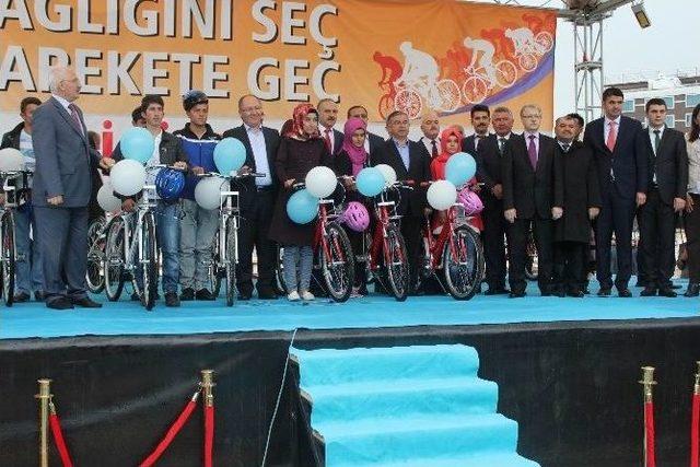 Milli Eğitim Bakanı Yılmaz Bisiklet Dağıttı 1