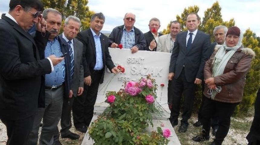 G&uuml;n Sazak, Kabri Başında Anıldı