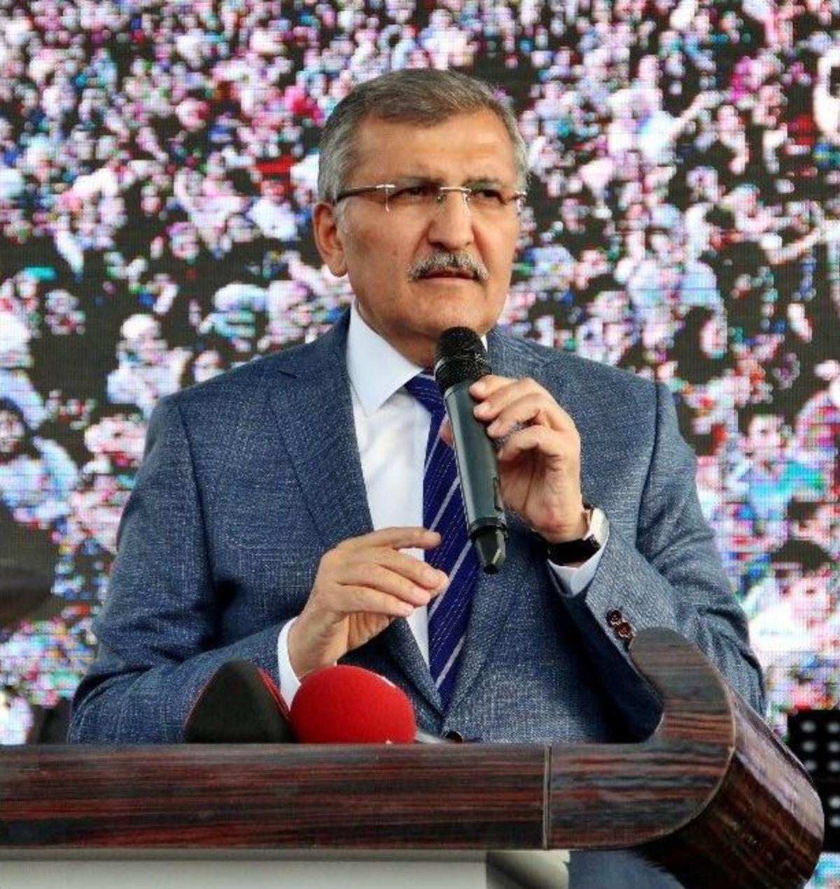 Tıp Festivalinde G&ouml;kten Mesir Macunu Yağdı