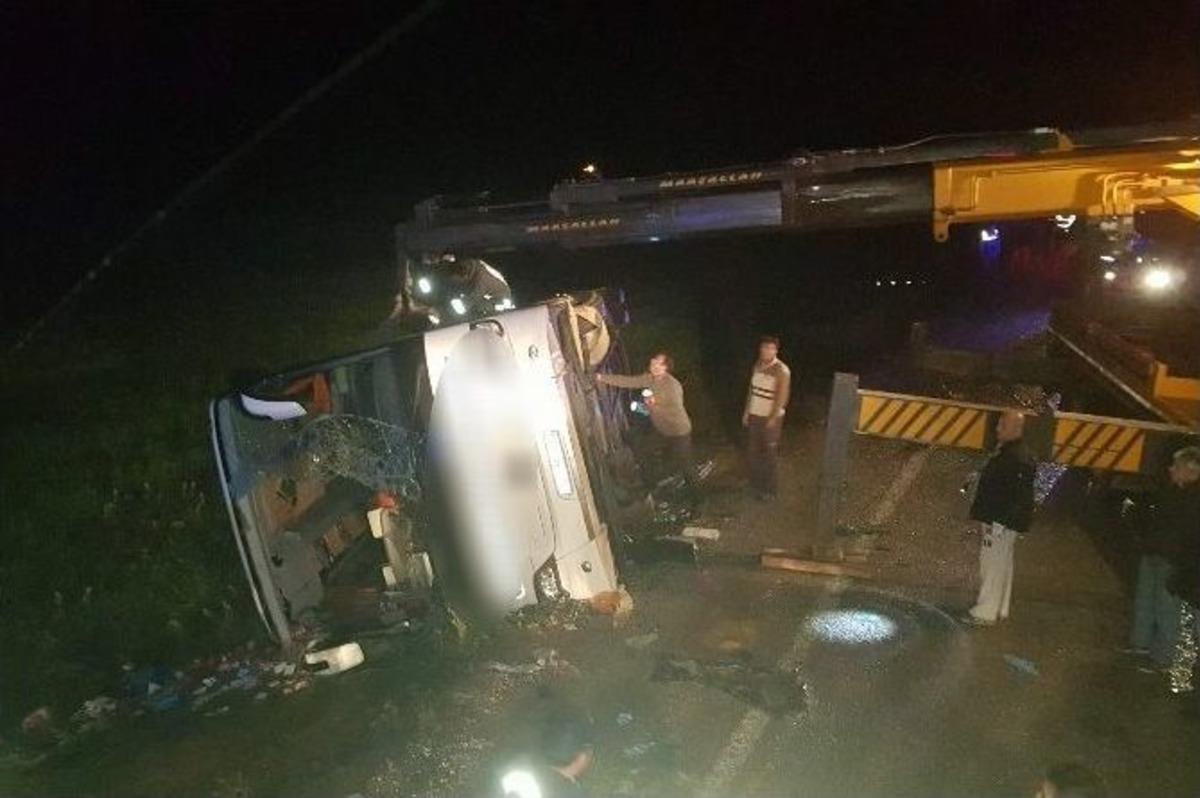 Yozgat&rsquo;ta Yolcu Otob&uuml;s&uuml; Devrildi: 3 &Ouml;l&uuml;,30 Yaralı