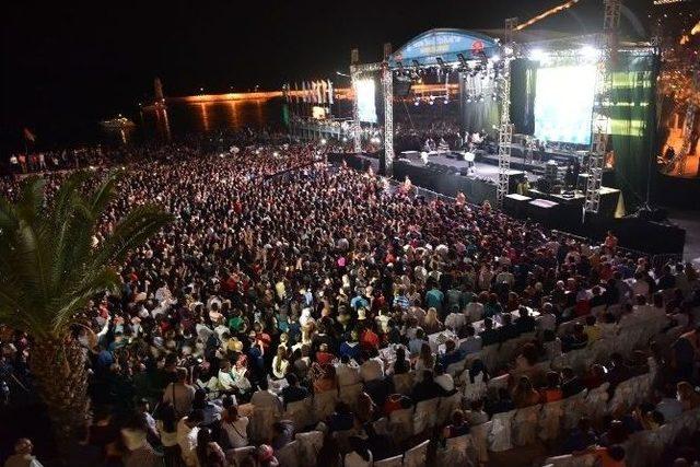 Alanya Turizm Ve Sanat Festivalinde Demet Akalın Rüzgarı