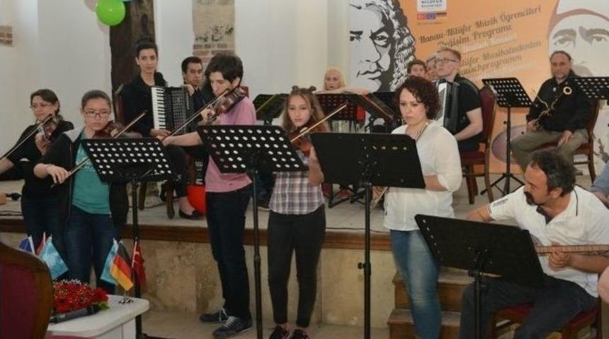 Alman Gen&ccedil;lerden B&uuml;y&uuml;k Dostluk Konseri