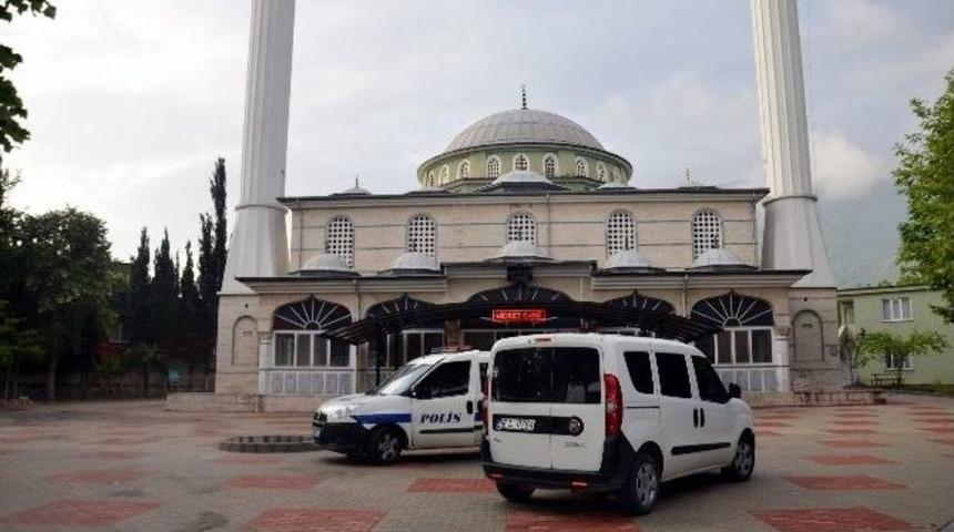 &Ccedil;evik Kuvvet&rsquo;in Yanındaki Camide Bomba Paniği