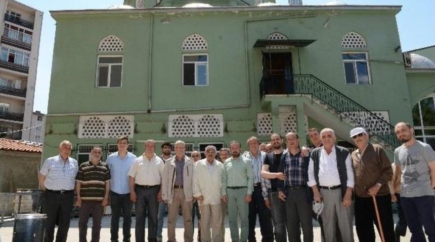 İzmit Belediyesi Kentin D&ouml;rt Bir Yanına Hizmet G&ouml;t&uuml;r&uuml;yor