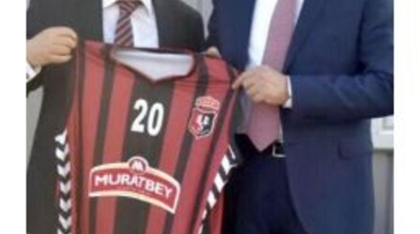 Bakan Zeybekci&rsquo;ye Aşigo Forması