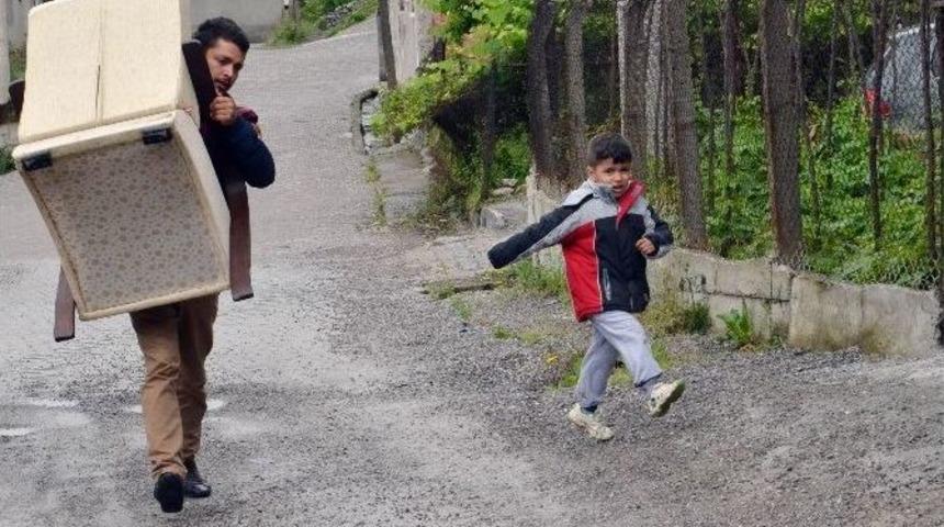 (&ouml;zel Haber) Eşyalarıyla Sokakta Kaldılar