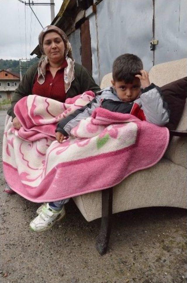 (&ouml;zel Haber) Eşyalarıyla Sokakta Kaldılar 1