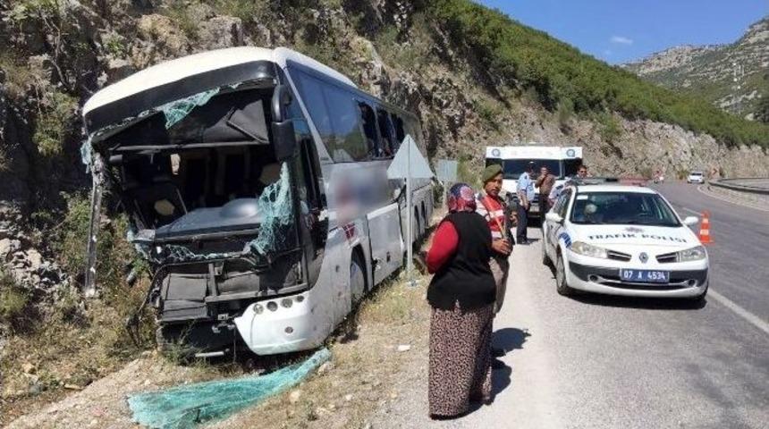 Yolcu Otob&uuml;s&uuml; Kayalara &Ccedil;arptı: 2 &Ouml;l&uuml;