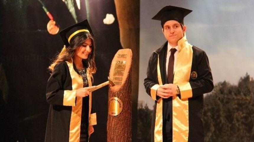 D&uuml;, 6 Bin &Ouml;ğrencisini Daha Mezun Etti