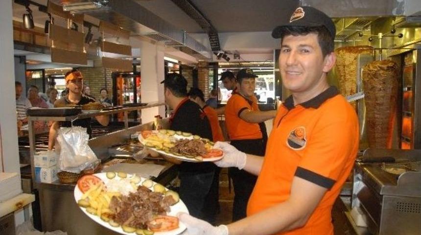 A&ccedil;ılışta 700 Kilo D&ouml;ner &Uuml;cretsiz Dağıtıldı