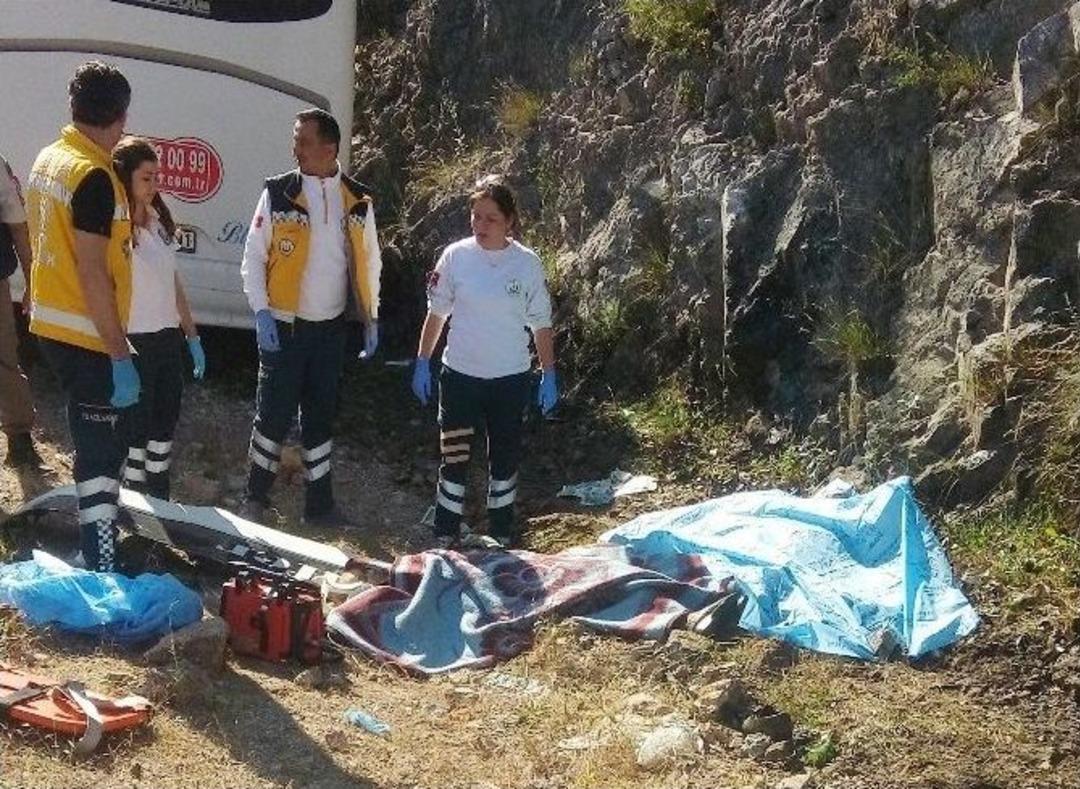 Antalya&rsquo;da Otob&uuml;s Kayalıklara &Ccedil;arptı: 2 &Ouml;l&uuml;, 10 Yaralı