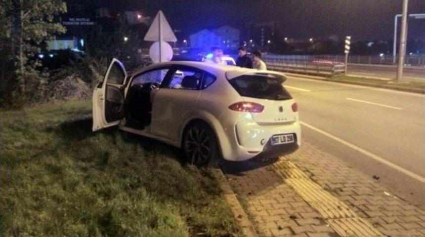 Kontrolden &Ccedil;ıkan Otomobil Karşı Şeride Ge&ccedil;ip Kaldırıma &Ccedil;ıktı