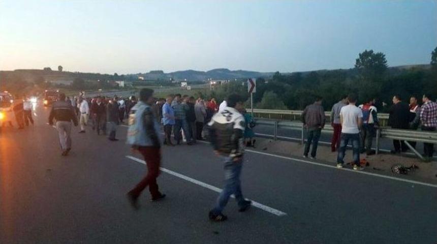 Virajı Alamayan Motosiklet S&uuml;r&uuml;c&uuml;s&uuml; Bariyerlere &Ccedil;arptı: 1 &Ouml;l&uuml;