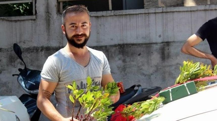 D&uuml;ğ&uuml;n Sezonu &Ccedil;i&ccedil;ek&ccedil;ilerin Y&uuml;z&uuml;n&uuml; G&uuml;ld&uuml;rd&uuml;