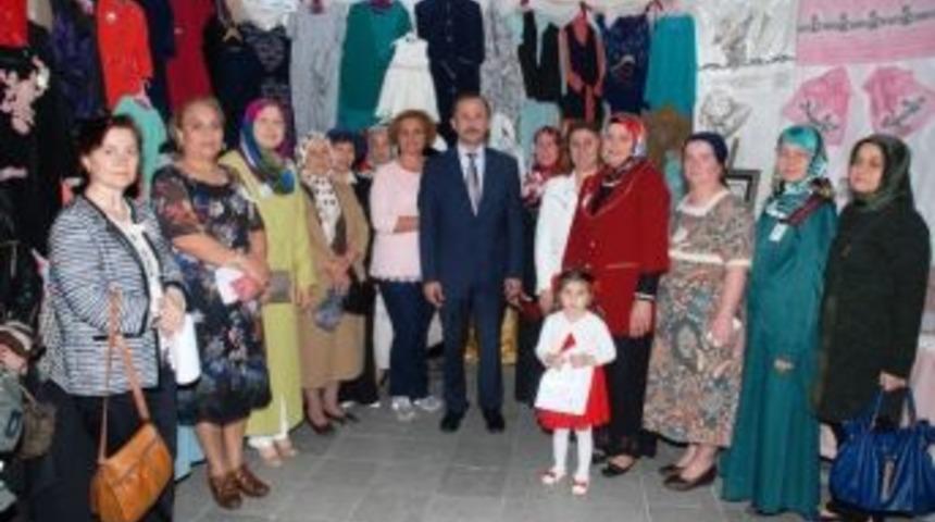 İzmek, Yılsonu Sergileri Devam Ediyor