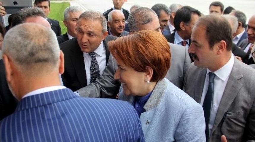 Meral Akşener&rsquo;e Erzurum&rsquo;da Coşkulu Karşılama