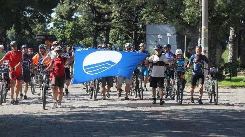 Mavi Bayrağı Başkan Uysal Bisiklet&ccedil;inin Elinden Aldı