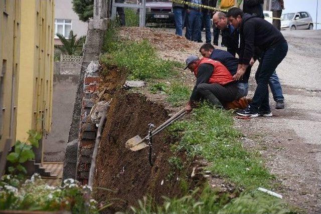 Sinop’ta Aşırı Yağış Nedeniyle İstinat Duvarı Yıkıldı