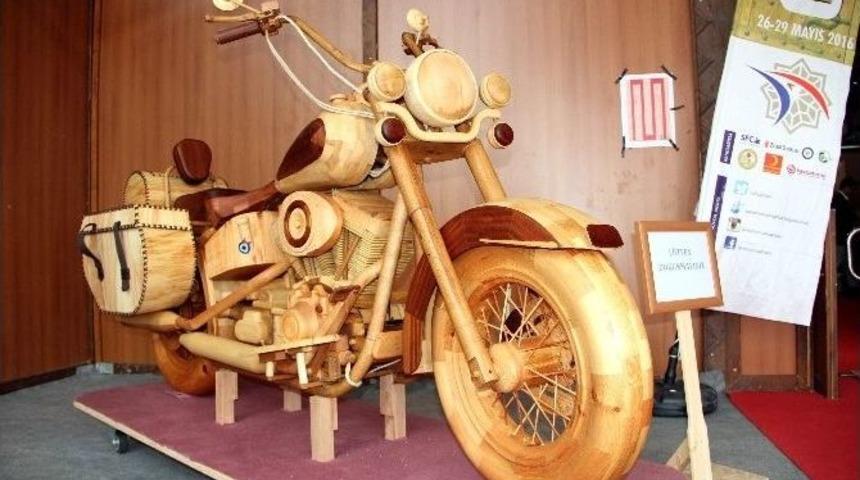 &Uuml;&ccedil; Yılda El İş&ccedil;iliğiyle Ağa&ccedil;tan Motosiklet Yaptı