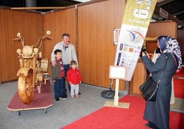 &Uuml;&ccedil; Yılda El İş&ccedil;iliğiyle Ağa&ccedil;tan Motosiklet Yaptı 1