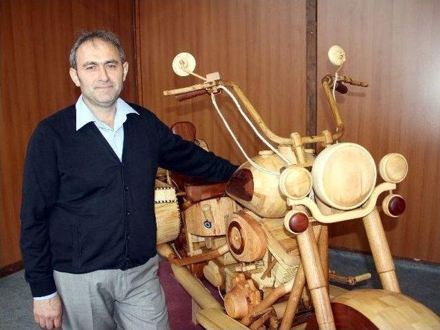 &Uuml;&ccedil; Yılda El İş&ccedil;iliğiyle Ağa&ccedil;tan Motosiklet Yaptı 2