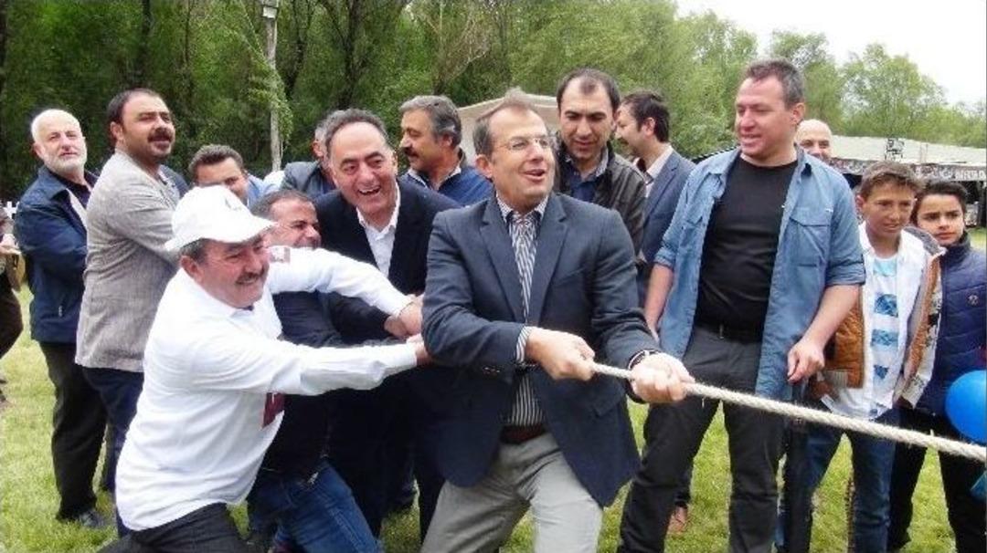 B&uuml;y&uuml;kler Oynadı &Ccedil;ocuklar İzledi