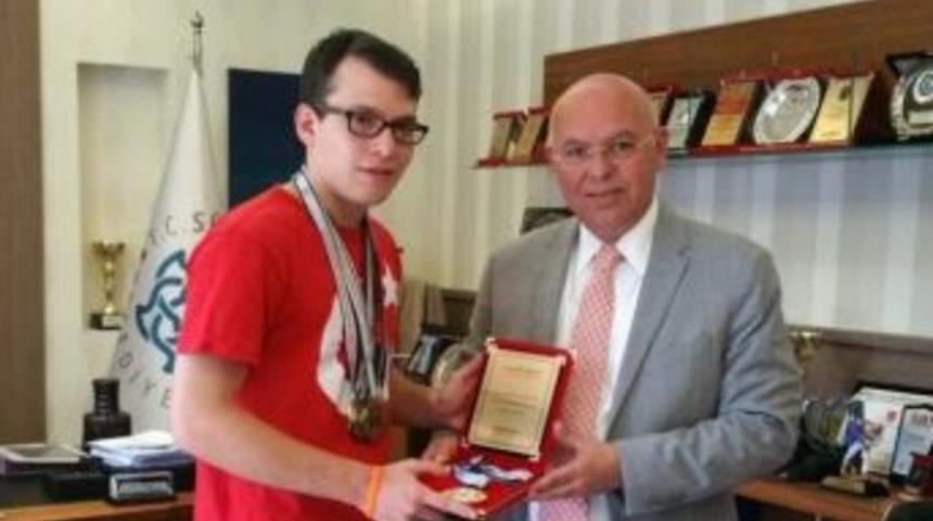 &Ouml;zel Milli Sporcu Ataberk Y&uuml;cel Başkan Eşkinat&rsquo;ı Ziyaret Etti