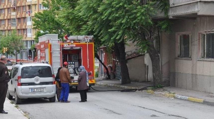 &Uuml;&ccedil; Katlı Evde &Ccedil;ıkan Yangın Korkuttu