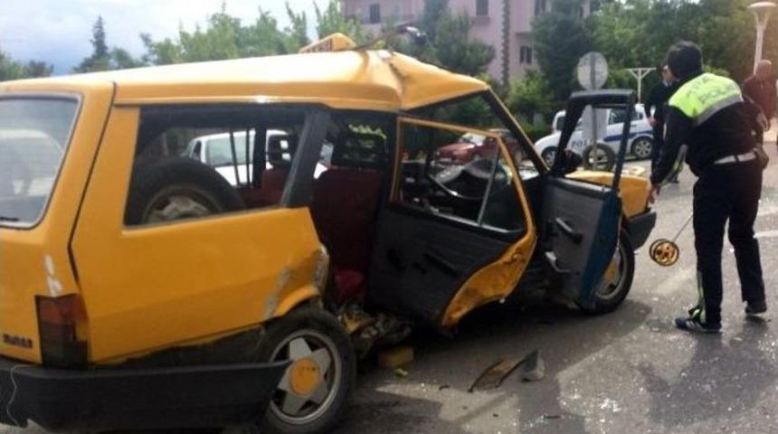 Elazığ&rsquo;da Trafik Kazası: 2 Yaralı