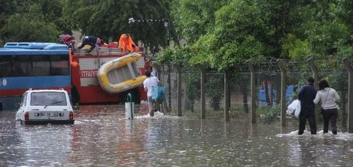 Su Baskınında Mahsur Kalanlar İş Makinesi Ve Botla Kurtarıldı