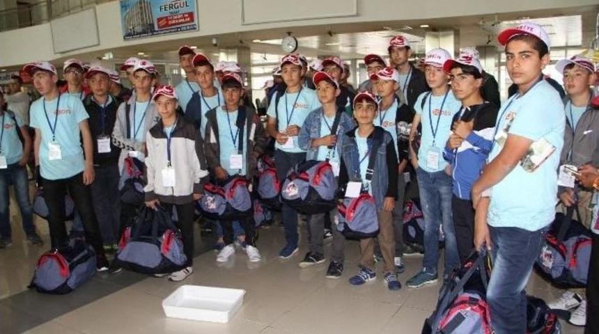 Polisten &Ouml;ğrencilere Anlamlı Karne Hediyesi