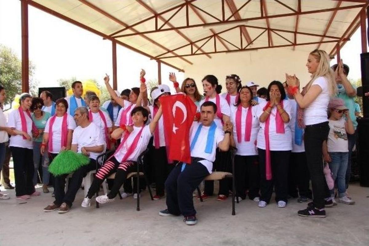 Kuşadası&rsquo;nda Engelliler Bahar Şenliğinde Buluştu
