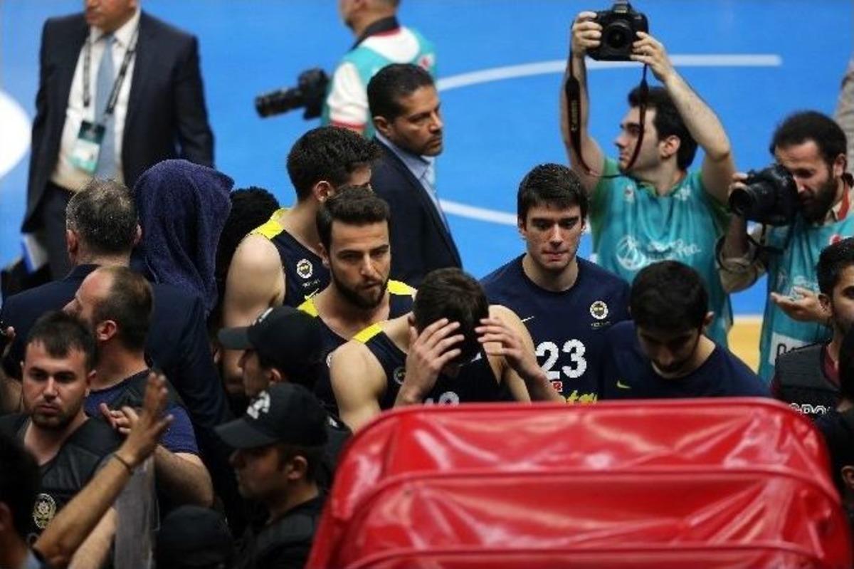 Abdi İpek&ccedil;i&rsquo;de Taraftarlar Olayları Nedeniyle Fener Ve Hakemler Soyunma Odasına Girdi