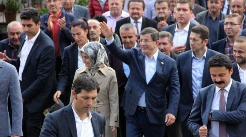 Eski Başbakan Davutoğlu&rsquo;na Sevgi Seli