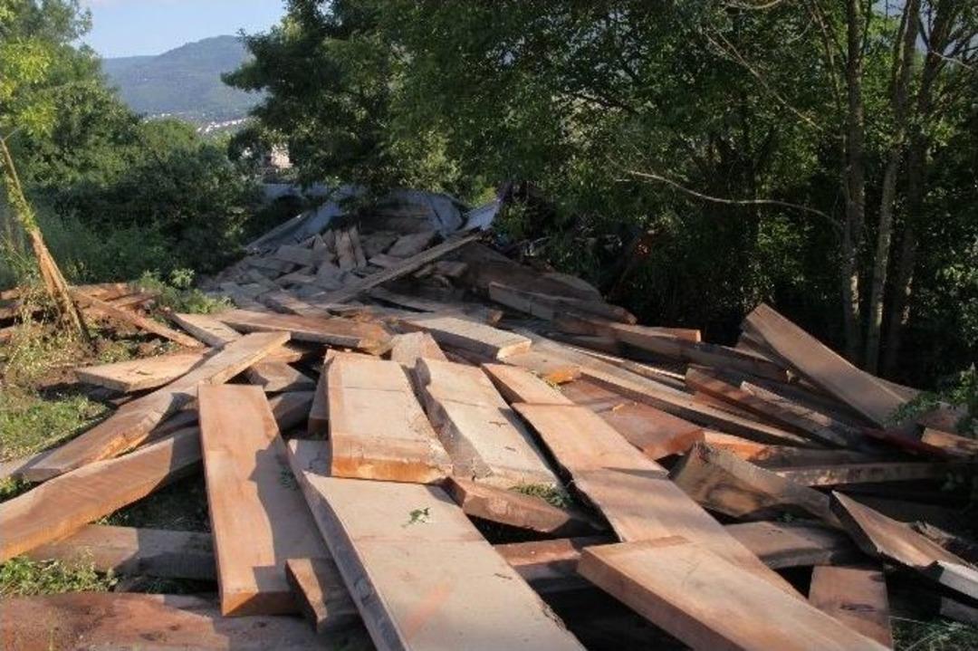 S&uuml;r&uuml;c&uuml;s&uuml; Uyuyakalan Tır, Tem&rsquo;den Ormana U&ccedil;tu: 2 Yaralı