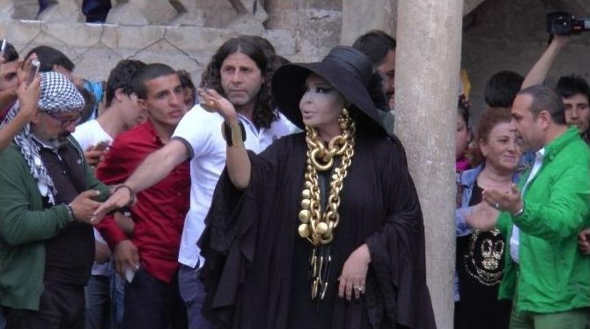 Bülent Ersoy Balıklıgöl’de Dua Etti