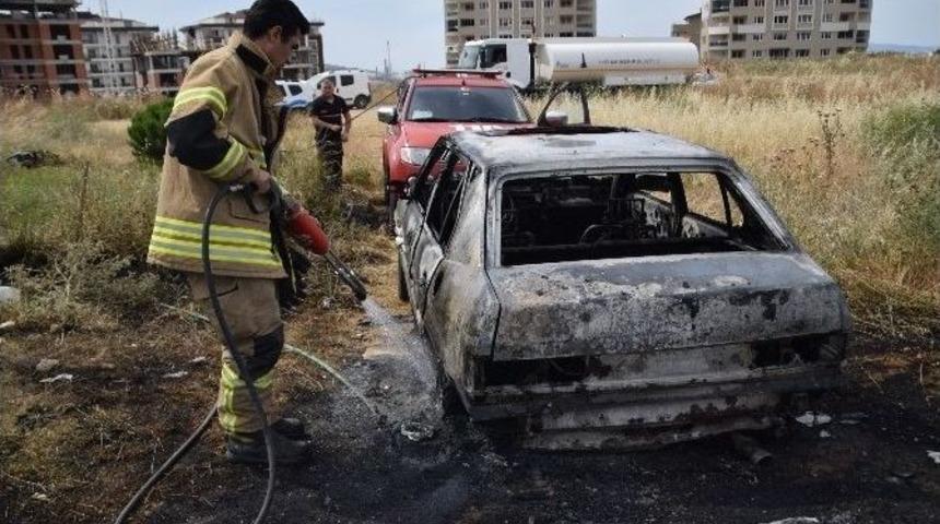 Aliağa’da Yanan Otomobil Kullanılamaz Hale Geldi