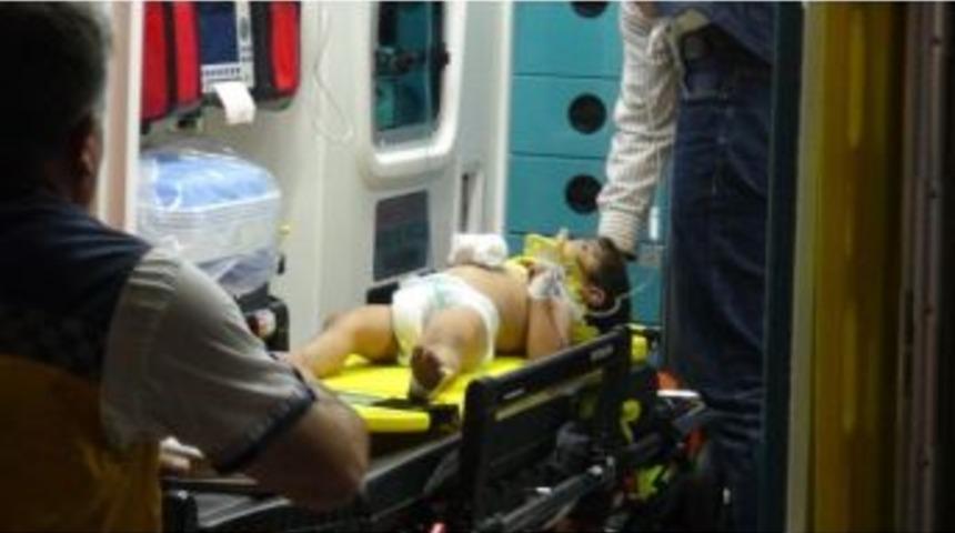 Otomobilin Altında Kalan &Ccedil;ocuk Hastaneye Kaldırıldı